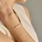 Preview: Gaura Pearls Perlenarmband - weiß, reis, Design, 925 Silber Bild mit Model