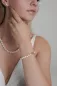 Preview: Gaura Pearls Perlenarmband - weiß, 9 mm, 585 Weiß/Gelbgold mit Model 2