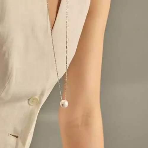 Gaura Pearls Silberkette - weiß, Kasumi Like Perle, 45-80 cm, 925 Silber Bild mit Model 3