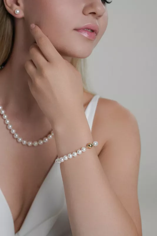 Gaura Pearls Perlenarmband - weiß, 9 mm, 585 Weiß/Gelbgold mit Model 2